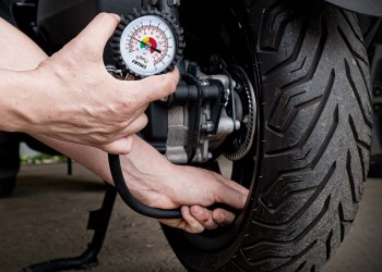 Amio - Επαγγελματικό μηχανικό μανόμετρο πίεσης ελαστικών 12 bar με εύκαμπτο σωλήνα 30cm Αναλογικό - 1 τεμ. (04468/AM)