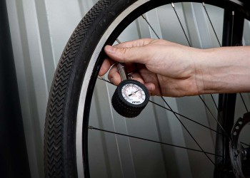 Amio - Μηχανικό μανόμετρο πίεσης ελαστικών 7 bar με περιστρεφόμενη κεφαλή και βαλβίδα εκτόνωσης – Αναλογικό υψηλής ακρίβειας - 1 τεμ. (04469/AM)