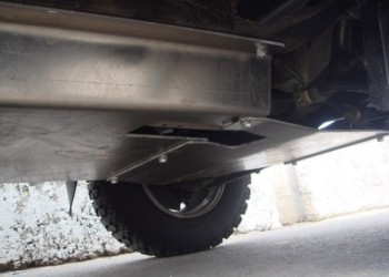 ΠΟΔΙΑ ΓΙΑ SUZUKI JIMNY 1.3 2012+ ΚΙΒΩΤΙΟΥ ΤΑΧΥΤΗΤΩΝ ΠΙΣΩ ΣΙΔΕΡΕΝΙΑ ΣΕΤ ΜΕ ΒΙΔΕΣ