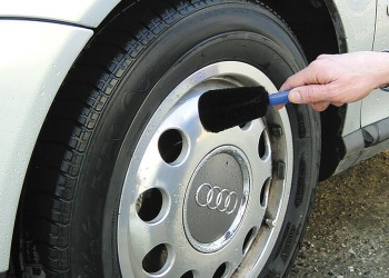 ΒΟΥΡΤΣΑ ΠΛΥΣΙΜΑΤΟΣ ΓΙΑ ΖΑΝΤΕΣ (ΑΛΟΥΜΙΝΙΟΥ) ΚΑΙ ΤΑΣΙΑ ΠΛΑΣΤΙΚΑ 25 CM WHEEL-BRUSH