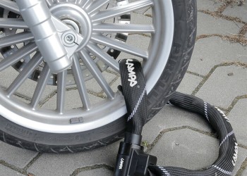 ΑΝΤΙΚΛΕΠΤΙΚΗ ΚΟΥΛΟΥΡΑ TAIPAN ΜΕ ΝΑΥΛΟΝ ΥΦΑΣΜΑ ΜΑΥΡΗ 90cm 10mm (2 ΚΛΕΙΔΙΑ)