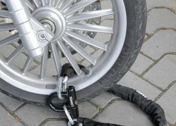 ΑΝΤΙΚΛΕΠΤΙΚΗ ΚΟΥΛΟΥΡΑ ATROX ΜΕ ΥΦΑΣΜΑ ΜΑΥΡΗ ΜΕ ΕΞΩΤΕΡΙΚΗ ΚΛΕΙΔΑΡΙΑ 90cm 10mm (2 ΚΛΕΙΔΙΑ)