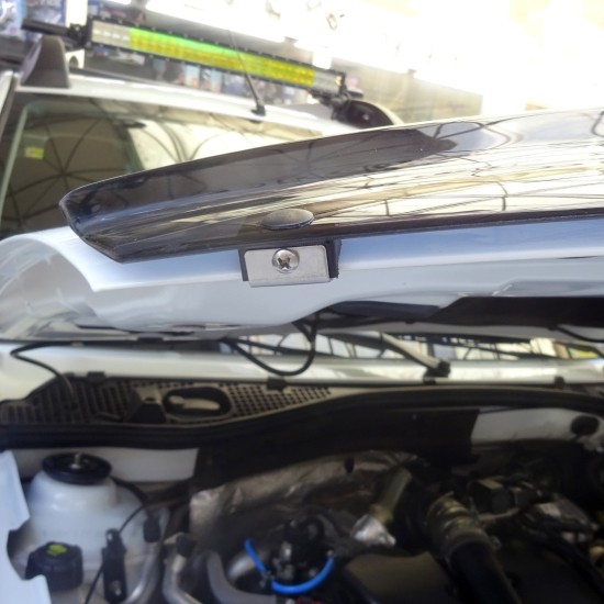 ΑΝΕΜΟΘΡΑΥΣΤΗΣ ΚΑΠΩ ΑΥΤΟΚΙΝΗΤΟΥ ΓΙΑ DACIA DUSTER 2010-2018 ΑΠΟ ΕΥΚΑΜΠΤΟ ΦΙΜΕ ΠΛΑΣΤΙΚΟ HEKO - 1 ΤΕΜ.