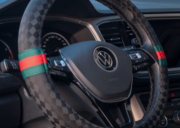 ΚΑΛΥΜΜΑ ΤΙΜΟΝΙΟΥ G STYLE ΜΕ ΣΧΕΔΙΟ ΤΥΠΟΥ GUCCI ΜΑΥΡΟ ΟΙΚΟΛΟΓΙΚΟ ΥΦΑΣΜΑ 37-39cm SIMONI RACING - 1 TEM.