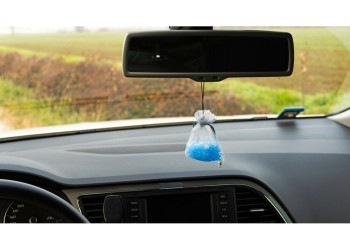 ΑΡΩΜΑΤΙΚΟ ΑΥΤΟΚΙΝΗΤΟΥ SACHET DE LUXE ΣΕ ΠΟΥΓΚΙ ΚΡΕΜΑΣΤΟ ΜΕ ΑΡΩΜΑ BREEZE FRESH  LAMPA - 1 ΤΕΜ.