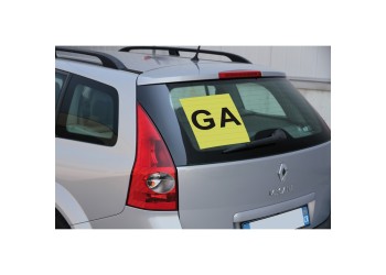 ΓΡΑΜΜΑΤΑ GA ΣΕ ΚΙΤΡΙΝΟ ΠΛΑΙΣΙΟ ΓΙΑ ΠΙΣΩ