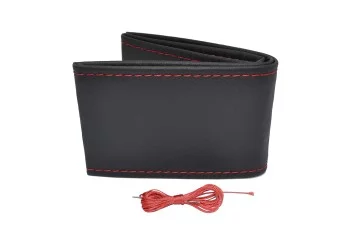 Amio - ΚΑΛΥΜΜΑ ΤΙΜΟΝΙΟΥ ΑΥΤΟΚΙΝΗΤΟΥ ΡΑΦΤΟ 38-39cm ΑΠΟ ΛΕΙΟ ΑΟΣΜΟ ΤΕΧΝΟΔΕΡΜΑ ΜΑΥΡΟ ΜΕ ΚΟΚΚΙΝΗ ΡΑΦΗ - 1 ΤΕΜ. (OTDK103/AM)