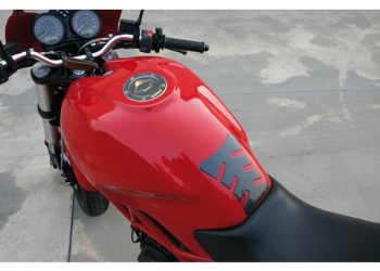 ΑΥΤΟΚΟΛΛΗΤΟ ΤΑΠΑΣ ΒΕΝΖΙΝΗΣ ΓΙΑ ΜΗΧΑΝΗ DUCATI CARBON (5 ΤΡΥΠΕΣ)