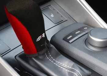 ΚΑΛΥΜΜΑ ΓΙΑ ΠΟΜΟΛΟ ΤΑΧΥΤΗΤΩΝ GEAR KNOB COVER (ΜΑΥΡΟ/ΚΟΚΚΙΝΟ ΜΙΚΡΟΦΙΜΠΡΑ)